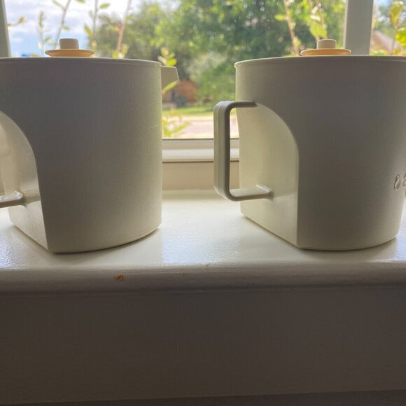 Vintage Tupperware Sugar and Creamer set in Almond and Gold - Picture 13 of 15